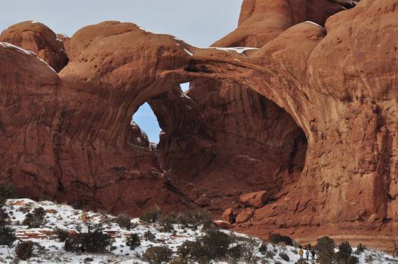 Chegando ao majestoso Double Arch, no Arches National Park, perto de Moab, em Utah, nos Estados Unidos. Os turistas mal aparecem na belíssima paisagem